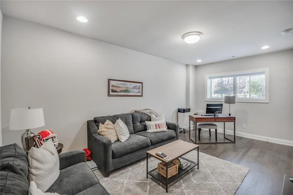 4745 Roswell Road, Atlanta, Georgia 30342, 2 Bedrooms Bedrooms, ,2 BathroomsBathrooms,Residential,Sold,4745 Roswell Road,6665983