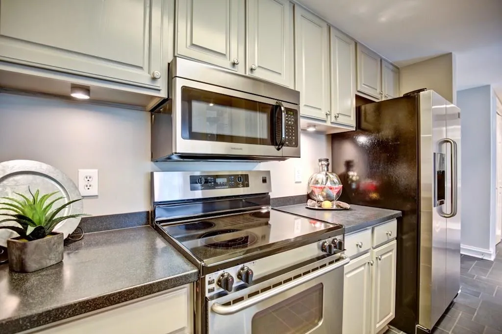 3481 Lakeside Drive Ne Unit 807, Atlanta, Georgia 30326, 2 Bedrooms Bedrooms, ,2 BathroomsBathrooms,Residential,Sold,3481 Lakeside Drive Ne Unit 807,5715027