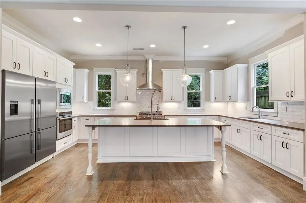 359 W Wieuca Road Ne, Atlanta, Georgia 30342, 5 Bedrooms Bedrooms, ,5 BathroomsBathrooms,Residential,Sold,359 W Wieuca Road Ne,5727370