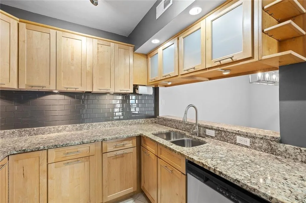 1 Biscayne Drive Nw Unit 803, Atlanta, Georgia 30309, 2 Bedrooms Bedrooms, ,2 BathroomsBathrooms,Residential,For Sale,1 Biscayne Drive Nw Unit 803,7613615