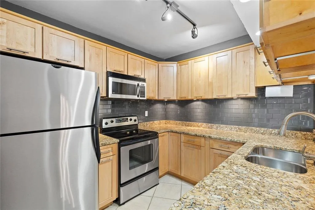 1 Biscayne Drive Nw Unit 803, Atlanta, Georgia 30309, 2 Bedrooms Bedrooms, ,2 BathroomsBathrooms,Residential,For Sale,1 Biscayne Drive Nw Unit 803,7613615