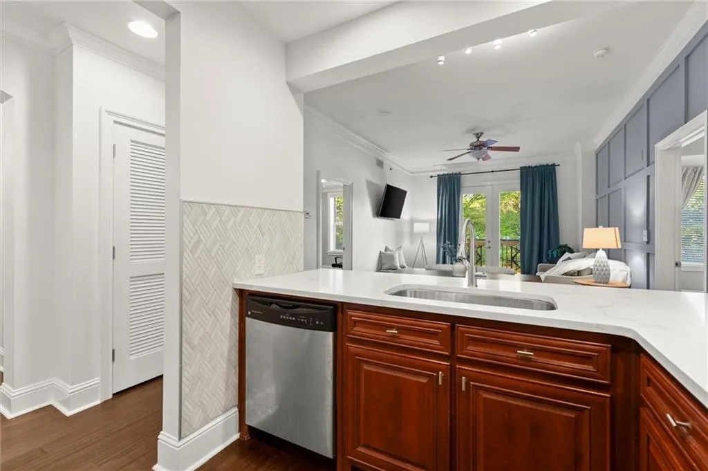 2277 Peachtree Road Ne Unit 302, Atlanta, Georgia 30309, 2 Bedrooms Bedrooms, ,2 BathroomsBathrooms,Residential,For Sale,2277 Peachtree Road Ne Unit 302,7589761