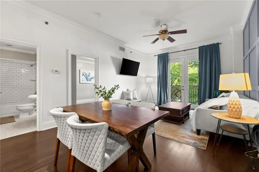 2277 Peachtree Road Ne Unit 302, Atlanta, Georgia 30309, 2 Bedrooms Bedrooms, ,2 BathroomsBathrooms,Residential,For Sale,2277 Peachtree Road Ne Unit 302,7589761