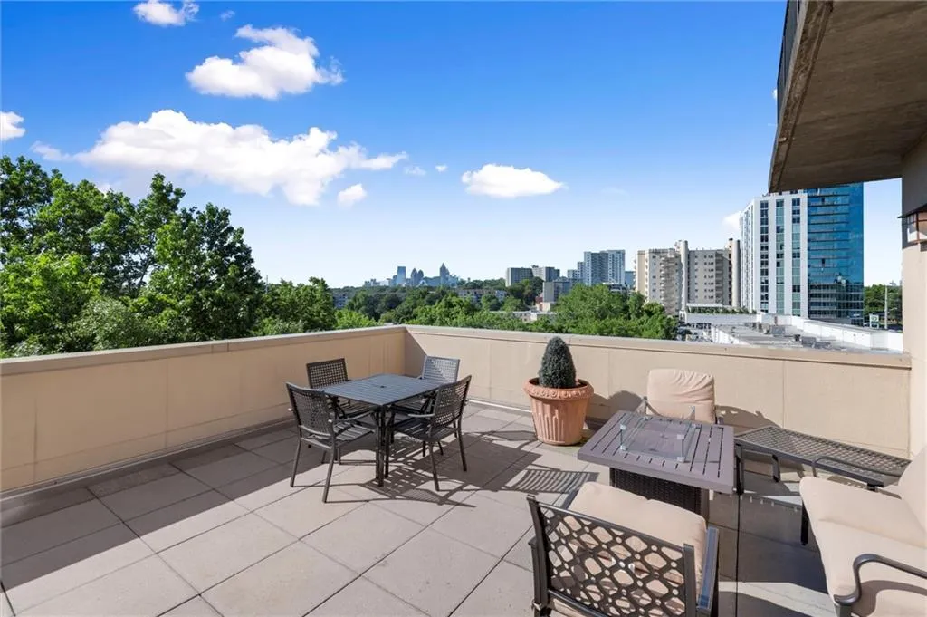 2277 Peachtree Road Ne Unit 302, Atlanta, Georgia 30309, 2 Bedrooms Bedrooms, ,2 BathroomsBathrooms,Residential,For Sale,2277 Peachtree Road Ne Unit 302,7589761