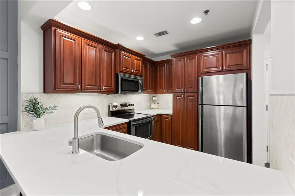 2277 Peachtree Road Ne Unit 302, Atlanta, Georgia 30309, 2 Bedrooms Bedrooms, ,2 BathroomsBathrooms,Residential,For Sale,2277 Peachtree Road Ne Unit 302,7589761