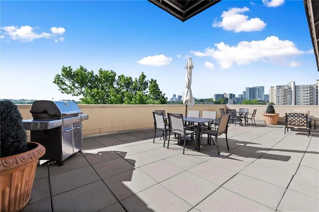 2277 Peachtree Road Ne Unit 302, Atlanta, Georgia 30309, 2 Bedrooms Bedrooms, ,2 BathroomsBathrooms,Residential,For Sale,2277 Peachtree Road Ne Unit 302,7589761