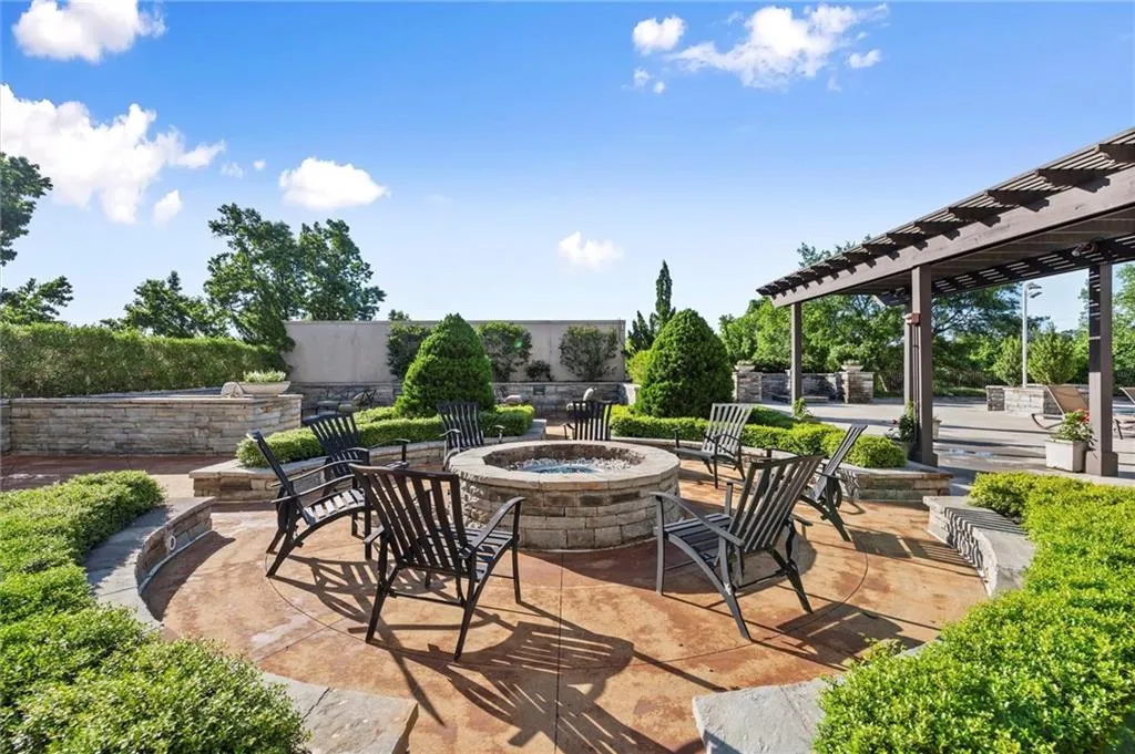 2277 Peachtree Road Ne Unit 302, Atlanta, Georgia 30309, 2 Bedrooms Bedrooms, ,2 BathroomsBathrooms,Residential,For Sale,2277 Peachtree Road Ne Unit 302,7589761