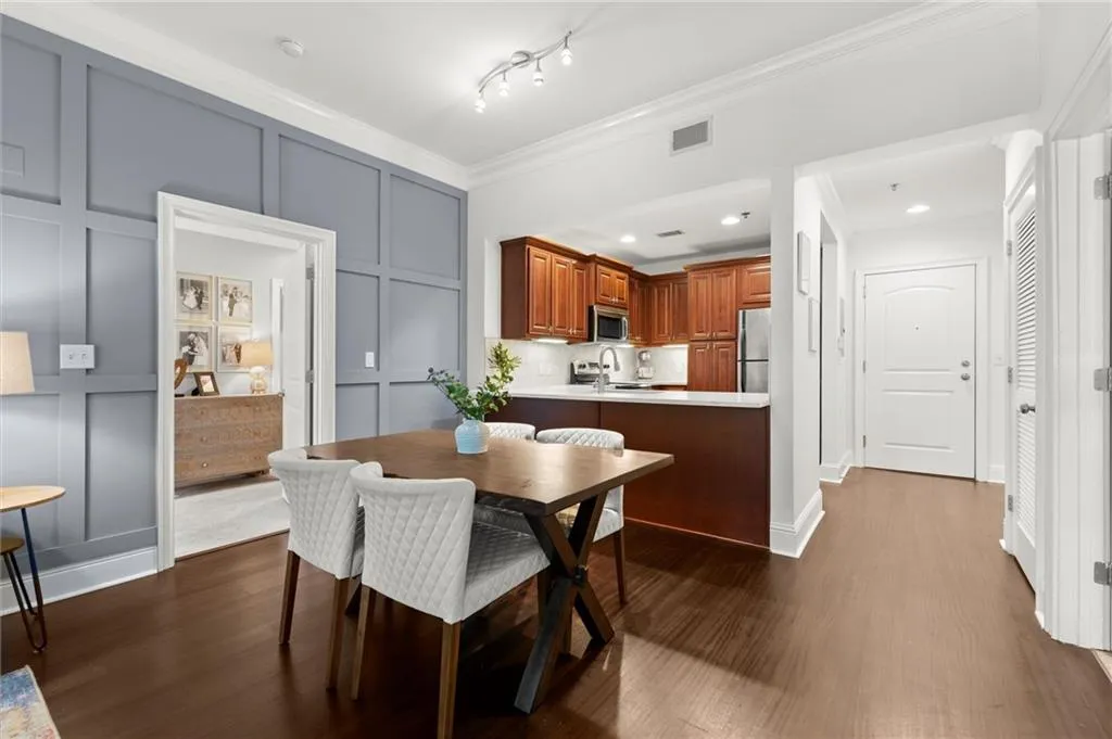 2277 Peachtree Road Ne Unit 302, Atlanta, Georgia 30309, 2 Bedrooms Bedrooms, ,2 BathroomsBathrooms,Residential,For Sale,2277 Peachtree Road Ne Unit 302,7589761