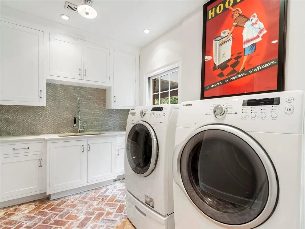 5230 Northside Drive Nw, Atlanta, Georgia 30327, 5 Bedrooms Bedrooms, ,3 BathroomsBathrooms,Residential,Sold,5230 Northside Drive Nw,7380303