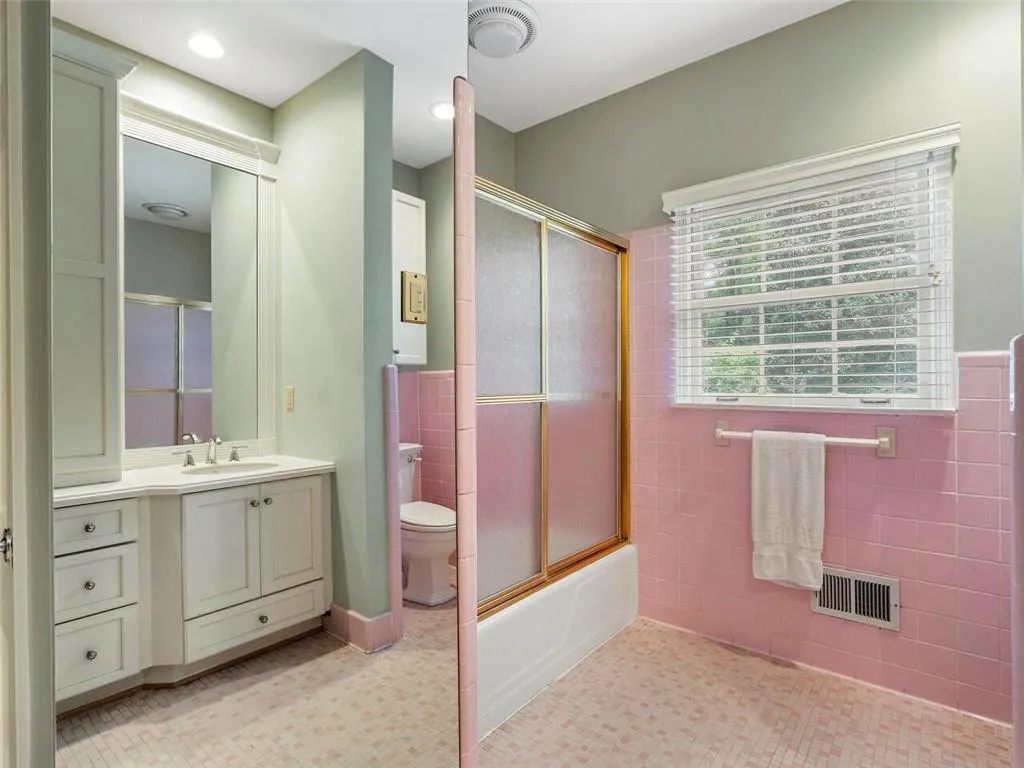 5230 Northside Drive Nw, Atlanta, Georgia 30327, 5 Bedrooms Bedrooms, ,3 BathroomsBathrooms,Residential,Sold,5230 Northside Drive Nw,7380303