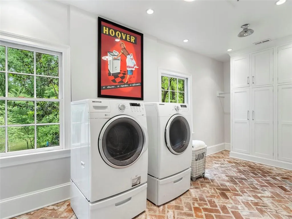 5230 Northside Drive Nw, Atlanta, Georgia 30327, 5 Bedrooms Bedrooms, ,3 BathroomsBathrooms,Residential,Sold,5230 Northside Drive Nw,7380303