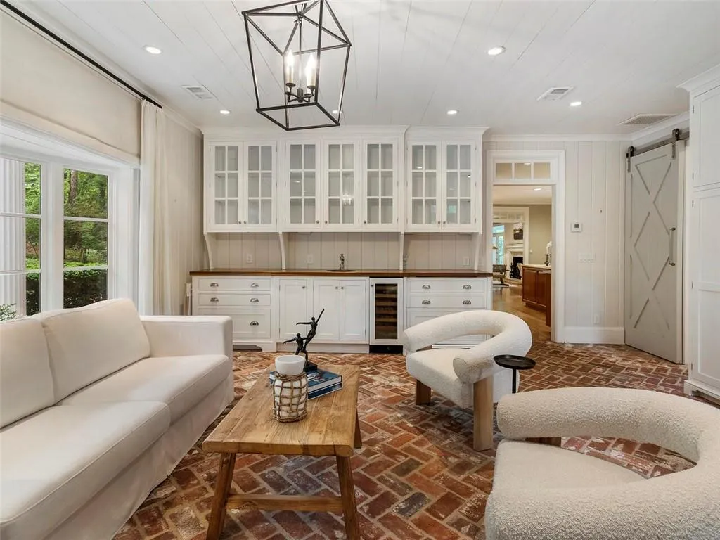 5230 Northside Drive Nw, Atlanta, Georgia 30327, 5 Bedrooms Bedrooms, ,3 BathroomsBathrooms,Residential,Sold,5230 Northside Drive Nw,7380303