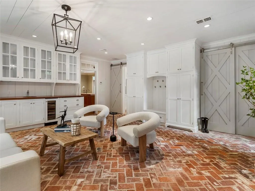 5230 Northside Drive Nw, Atlanta, Georgia 30327, 5 Bedrooms Bedrooms, ,3 BathroomsBathrooms,Residential,Sold,5230 Northside Drive Nw,7380303