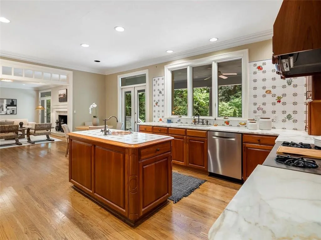 5230 Northside Drive Nw, Atlanta, Georgia 30327, 5 Bedrooms Bedrooms, ,3 BathroomsBathrooms,Residential,Sold,5230 Northside Drive Nw,7380303