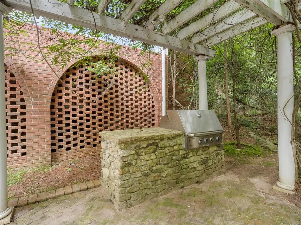 5230 Northside Drive Nw, Atlanta, Georgia 30327, 5 Bedrooms Bedrooms, ,3 BathroomsBathrooms,Residential,Sold,5230 Northside Drive Nw,7380303