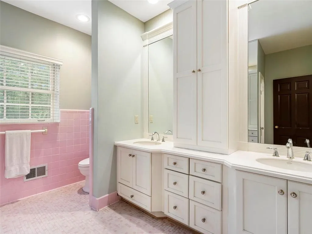 5230 Northside Drive Nw, Atlanta, Georgia 30327, 5 Bedrooms Bedrooms, ,3 BathroomsBathrooms,Residential,Sold,5230 Northside Drive Nw,7380303