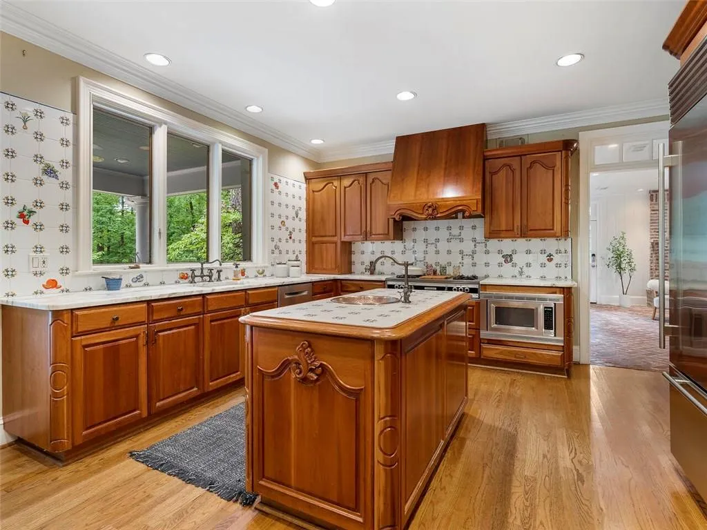 5230 Northside Drive Nw, Atlanta, Georgia 30327, 5 Bedrooms Bedrooms, ,3 BathroomsBathrooms,Residential,Sold,5230 Northside Drive Nw,7380303