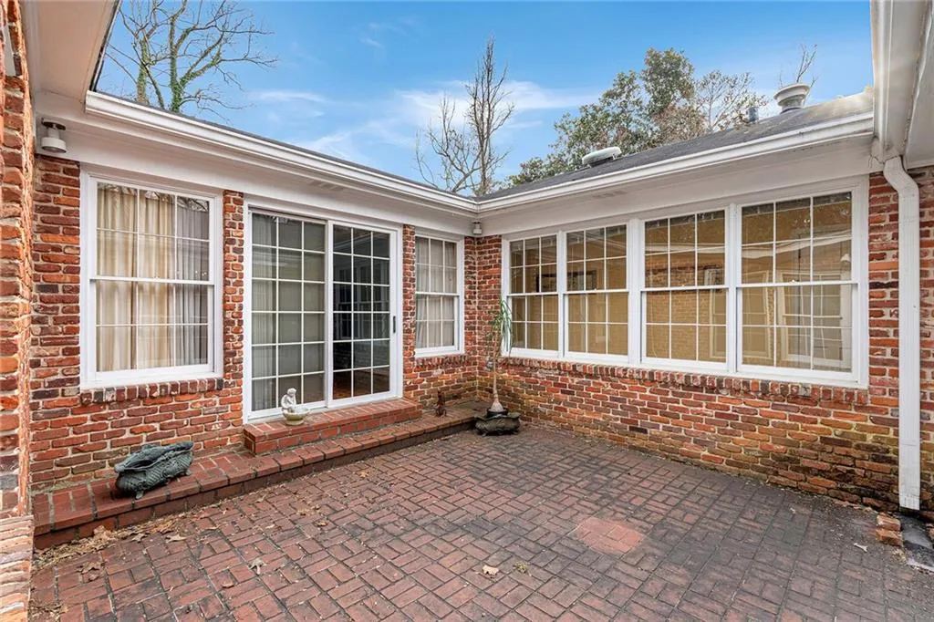 388 Londonberry Road, Sandy Springs, Georgia 30327, 6 Bedrooms Bedrooms, ,4 BathroomsBathrooms,Residential,Sold,388 Londonberry Road,7347640