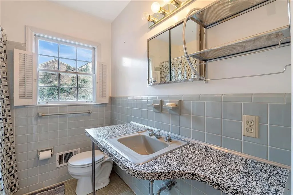 388 Londonberry Road, Sandy Springs, Georgia 30327, 6 Bedrooms Bedrooms, ,4 BathroomsBathrooms,Residential,Sold,388 Londonberry Road,7347640