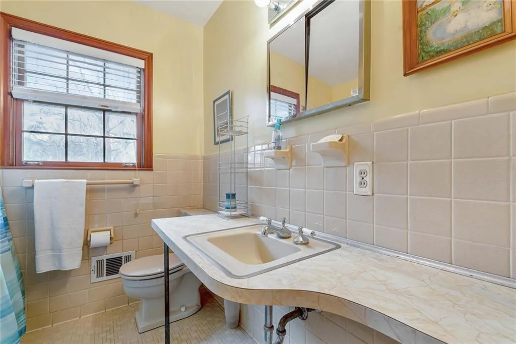 388 Londonberry Road, Sandy Springs, Georgia 30327, 6 Bedrooms Bedrooms, ,4 BathroomsBathrooms,Residential,Sold,388 Londonberry Road,7347640