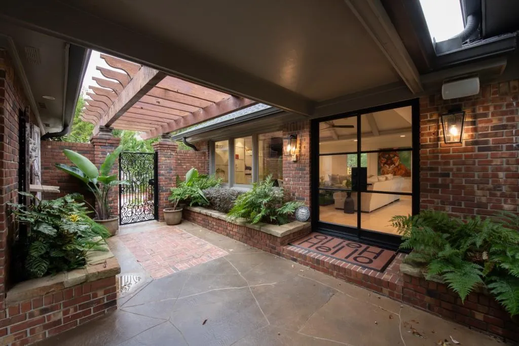 320 Long Glen Drive, Atlanta, Georgia 30327, 5 Bedrooms Bedrooms, ,5 BathroomsBathrooms,Residential,For Sale,320 Long Glen Drive,7680414