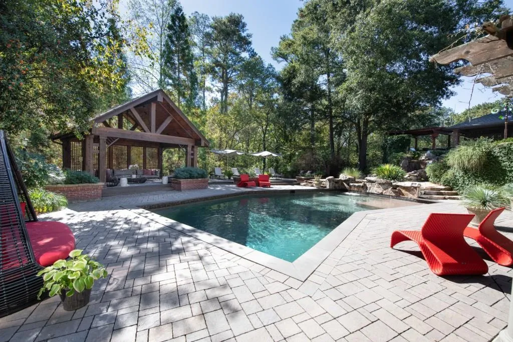 320 Long Glen Drive, Atlanta, Georgia 30327, 5 Bedrooms Bedrooms, ,5 BathroomsBathrooms,Residential,For Sale,320 Long Glen Drive,7680414