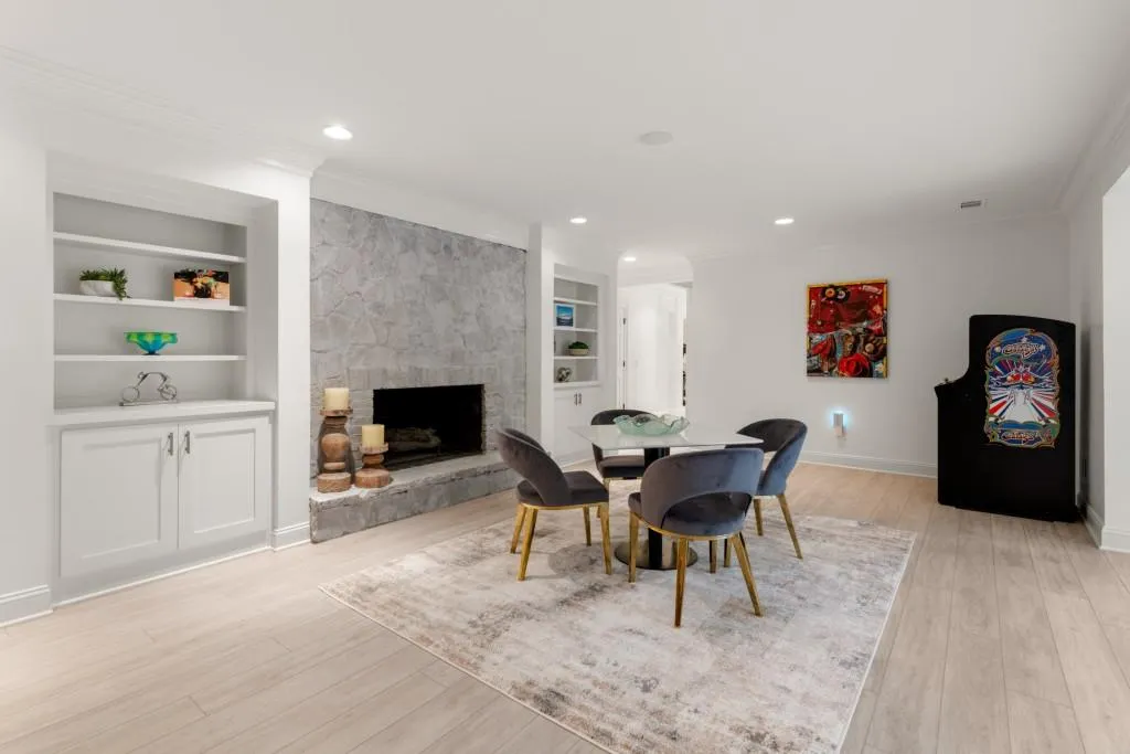 320 Long Glen Drive, Atlanta, Georgia 30327, 5 Bedrooms Bedrooms, ,5 BathroomsBathrooms,Residential,For Sale,320 Long Glen Drive,7680414