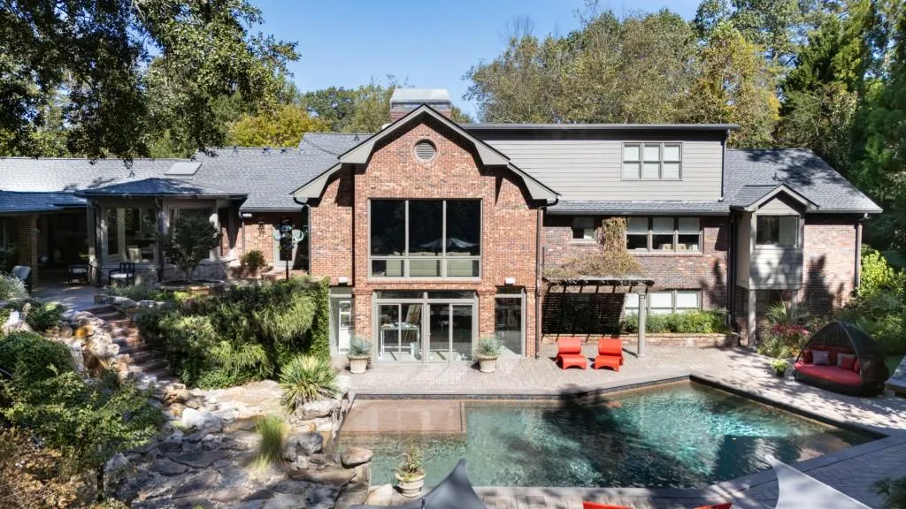 320 Long Glen Drive, Atlanta, Georgia 30327, 5 Bedrooms Bedrooms, ,5 BathroomsBathrooms,Residential,For Sale,320 Long Glen Drive,7680414