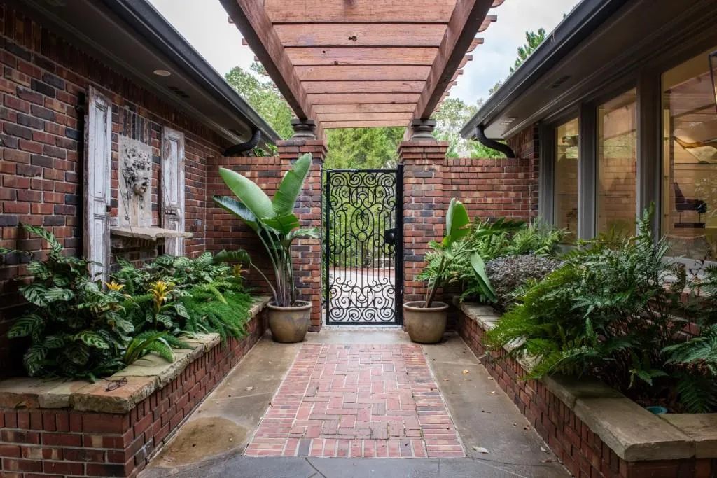 320 Long Glen Drive, Atlanta, Georgia 30327, 5 Bedrooms Bedrooms, ,5 BathroomsBathrooms,Residential,For Sale,320 Long Glen Drive,7680414