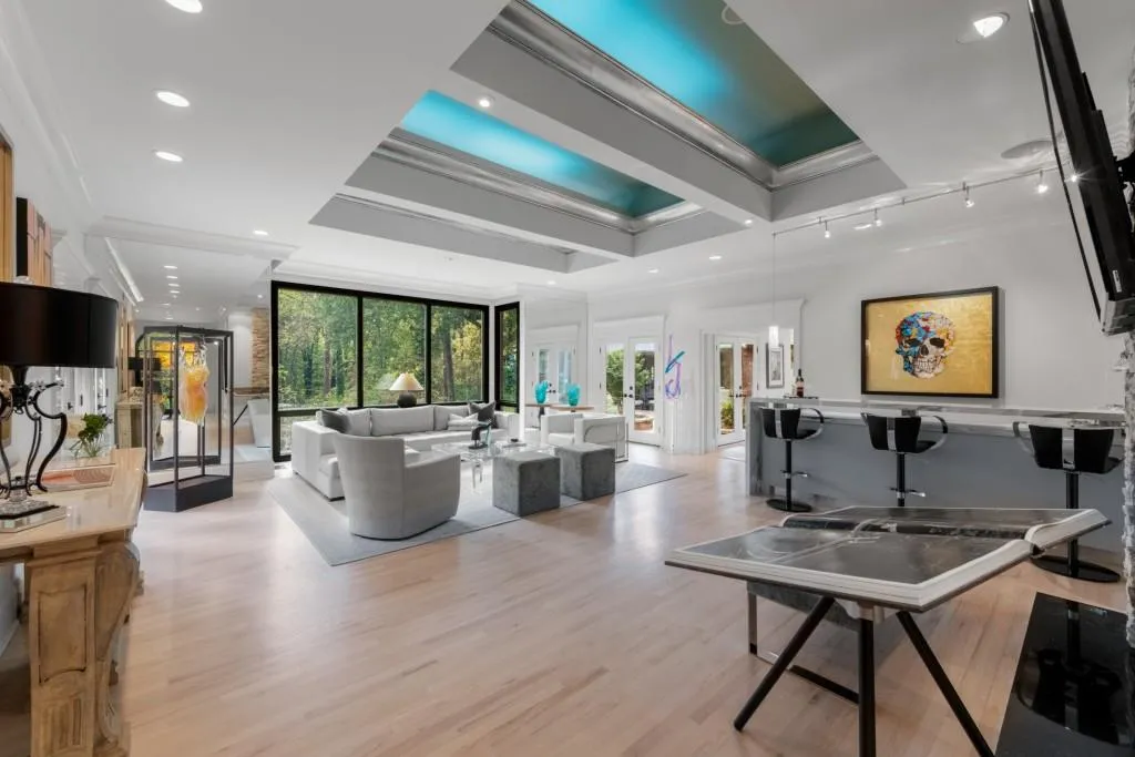 320 Long Glen Drive, Atlanta, Georgia 30327, 5 Bedrooms Bedrooms, ,5 BathroomsBathrooms,Residential,For Sale,320 Long Glen Drive,7680414