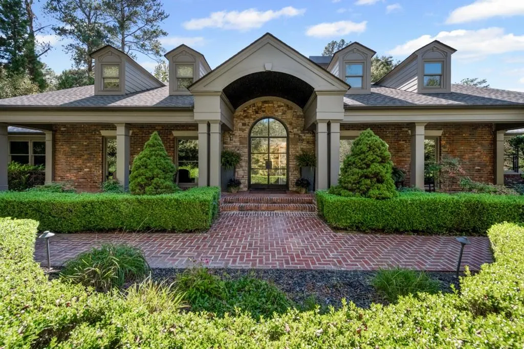 320 Long Glen Drive, Atlanta, Georgia 30327, 5 Bedrooms Bedrooms, ,5 BathroomsBathrooms,Residential,For Sale,320 Long Glen Drive,7680414