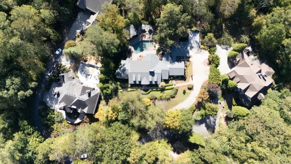 320 Long Glen Drive, Atlanta, Georgia 30327, 5 Bedrooms Bedrooms, ,5 BathroomsBathrooms,Residential,For Sale,320 Long Glen Drive,7680414