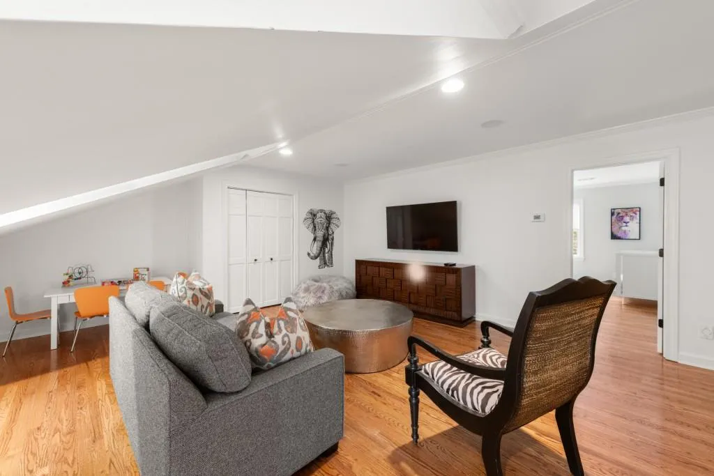 320 Long Glen Drive, Atlanta, Georgia 30327, 5 Bedrooms Bedrooms, ,5 BathroomsBathrooms,Residential,For Sale,320 Long Glen Drive,7680414