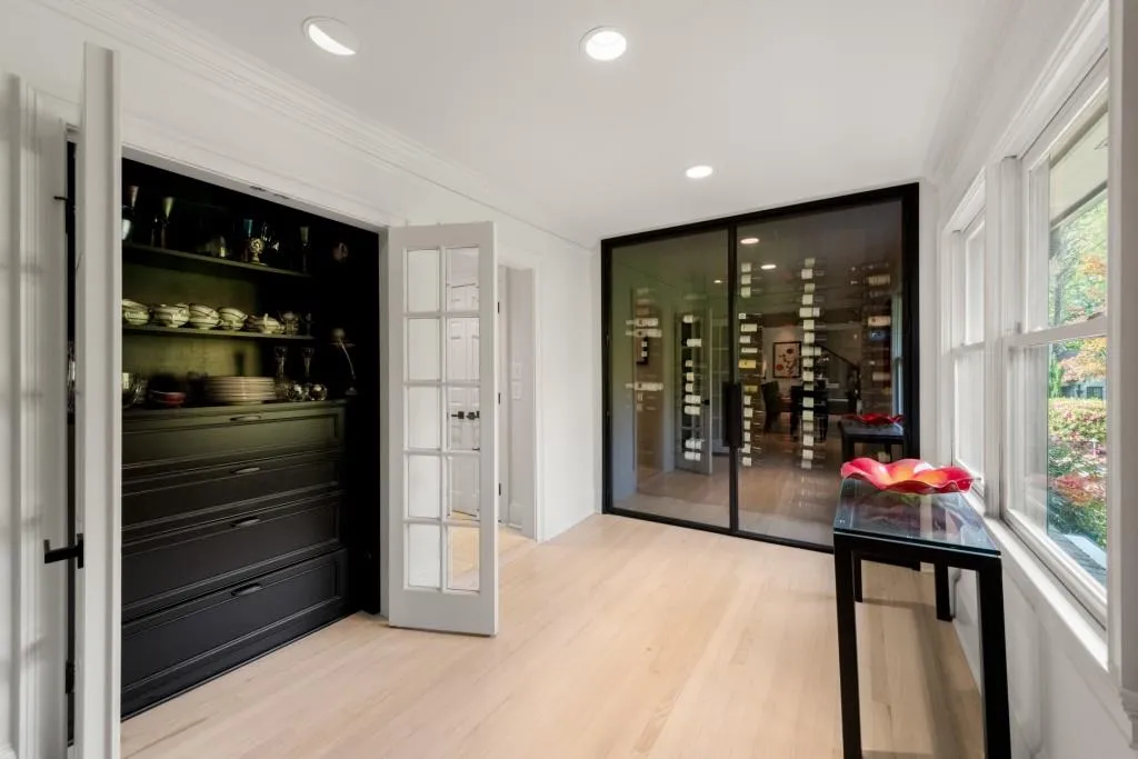 320 Long Glen Drive, Atlanta, Georgia 30327, 5 Bedrooms Bedrooms, ,5 BathroomsBathrooms,Residential,For Sale,320 Long Glen Drive,7680414