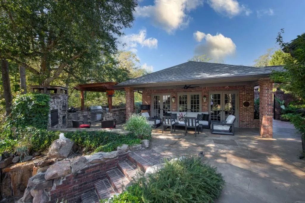 320 Long Glen Drive, Atlanta, Georgia 30327, 5 Bedrooms Bedrooms, ,5 BathroomsBathrooms,Residential,For Sale,320 Long Glen Drive,7680414