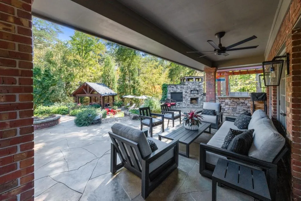 320 Long Glen Drive, Atlanta, Georgia 30327, 5 Bedrooms Bedrooms, ,5 BathroomsBathrooms,Residential,For Sale,320 Long Glen Drive,7680414