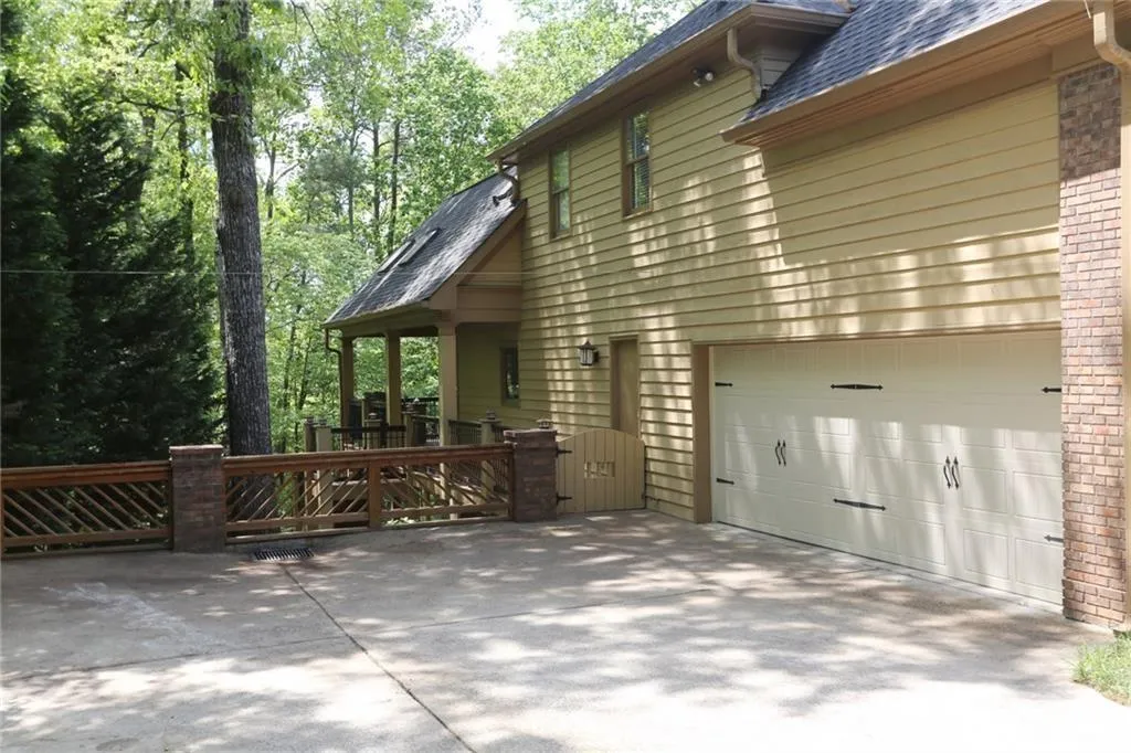 225 Grogans Lake Pointe, Sandy Springs, Georgia 30350, 6 Bedrooms Bedrooms, ,5 BathroomsBathrooms,Residential,Sold,225 Grogans Lake Pointe,5986895
