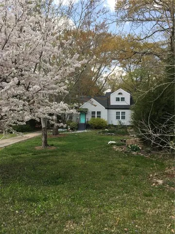 View of front of house featuring a front yard