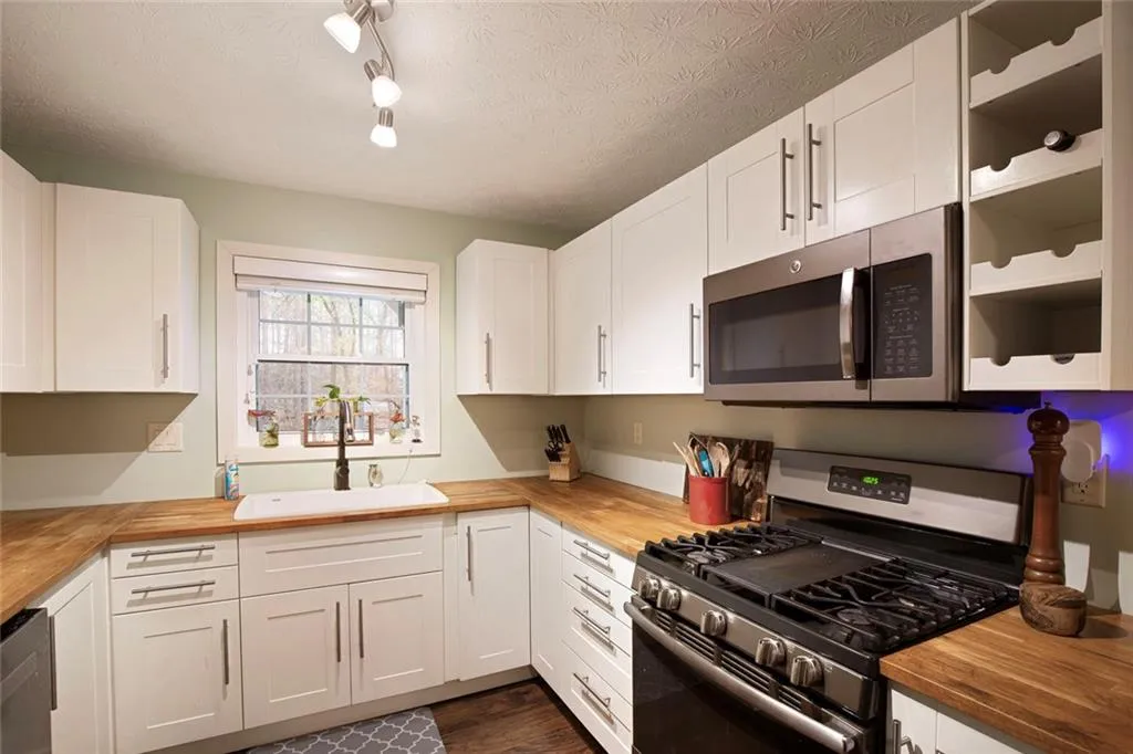 Gas Range and built-in microwave
