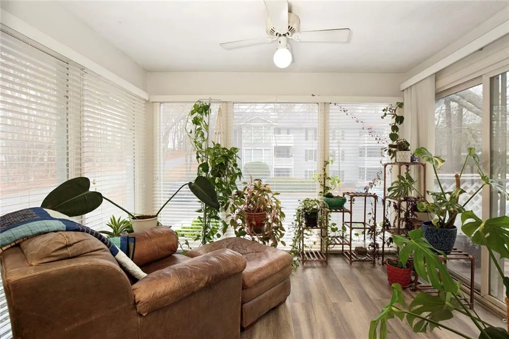 Lovely Sun room with access to private deck