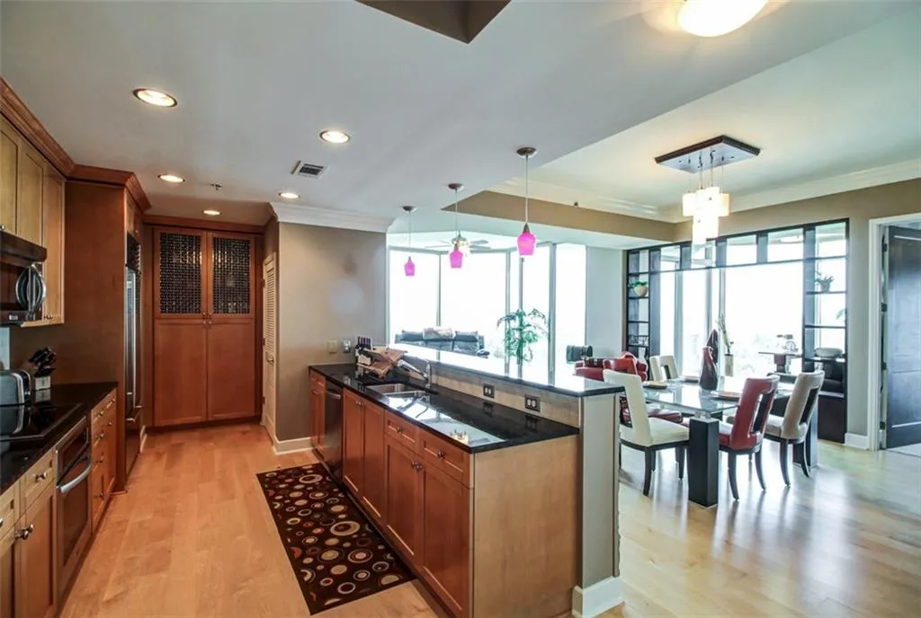 2795 Peachtree Road Ne Unit 1308, Atlanta, Georgia 30305, 2 Bedrooms Bedrooms, ,2 BathroomsBathrooms,Residential,Sold,2795 Peachtree Road Ne Unit 1308,5687054