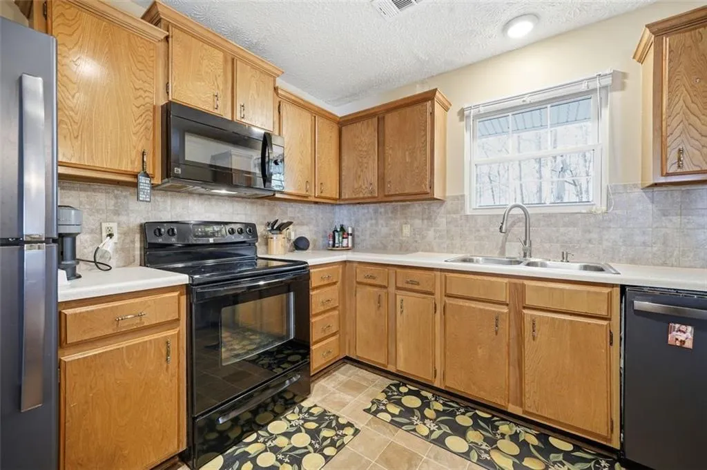 2605 Queen Anne Court, Atlanta, Georgia 30350, 2 Bedrooms Bedrooms, ,2 BathroomsBathrooms,Residential,For Sale,2605 Queen Anne Court,7743532