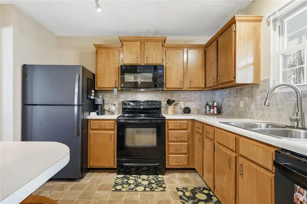 2605 Queen Anne Court, Atlanta, Georgia 30350, 2 Bedrooms Bedrooms, ,2 BathroomsBathrooms,Residential,For Sale,2605 Queen Anne Court,7743532