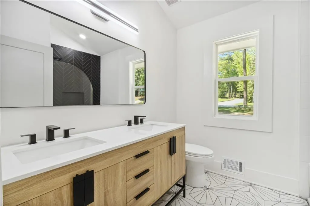 635 Glenforest Road, Sandy Springs, Georgia 30328, 4 Bedrooms Bedrooms, ,3 BathroomsBathrooms,Residential,Sold,635 Glenforest Road,7392498