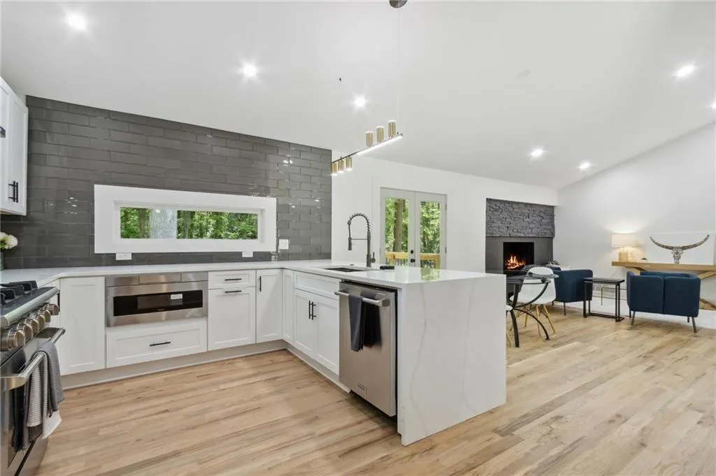 635 Glenforest Road, Sandy Springs, Georgia 30328, 4 Bedrooms Bedrooms, ,3 BathroomsBathrooms,Residential,Sold,635 Glenforest Road,7392498