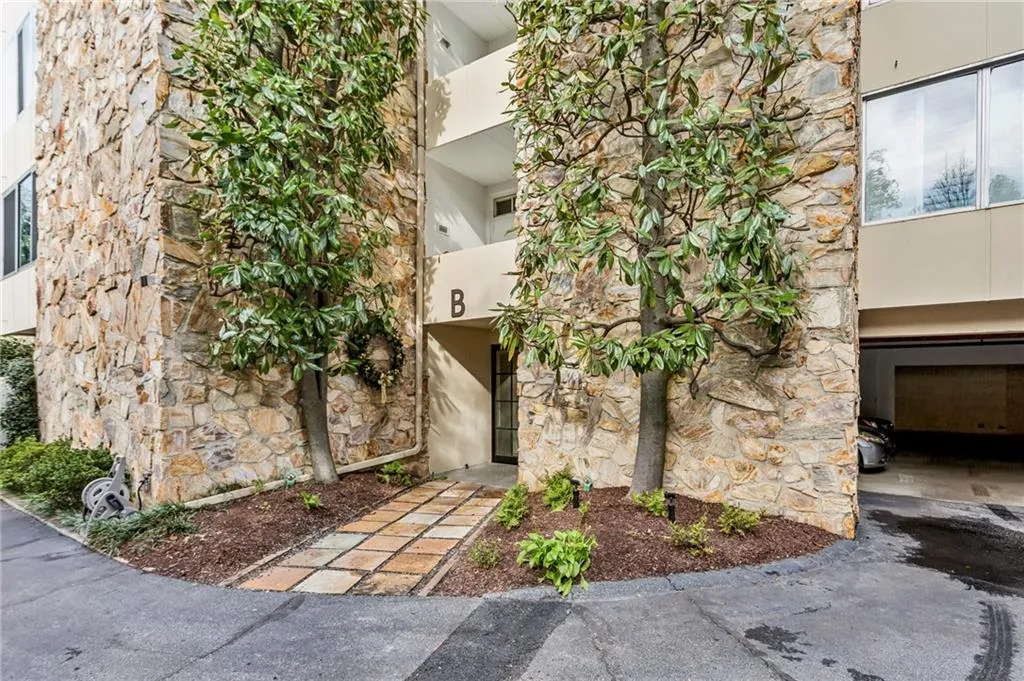 2632 Peachtree Road Nw Unit 402b, Atlanta, Georgia 30305, 2 Bedrooms Bedrooms, 0 ,2 BathroomsBathrooms,Residential,For Sale,2632 Peachtree Road Nw Unit 402b,7702795
