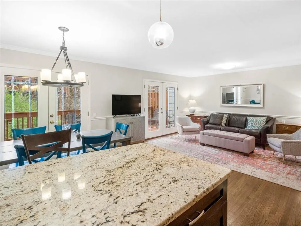 504 Dunwoody Chace, Sandy Springs, Georgia 30328, 3 Bedrooms Bedrooms, ,2 BathroomsBathrooms,Residential,Sold,504 Dunwoody Chace,6860163