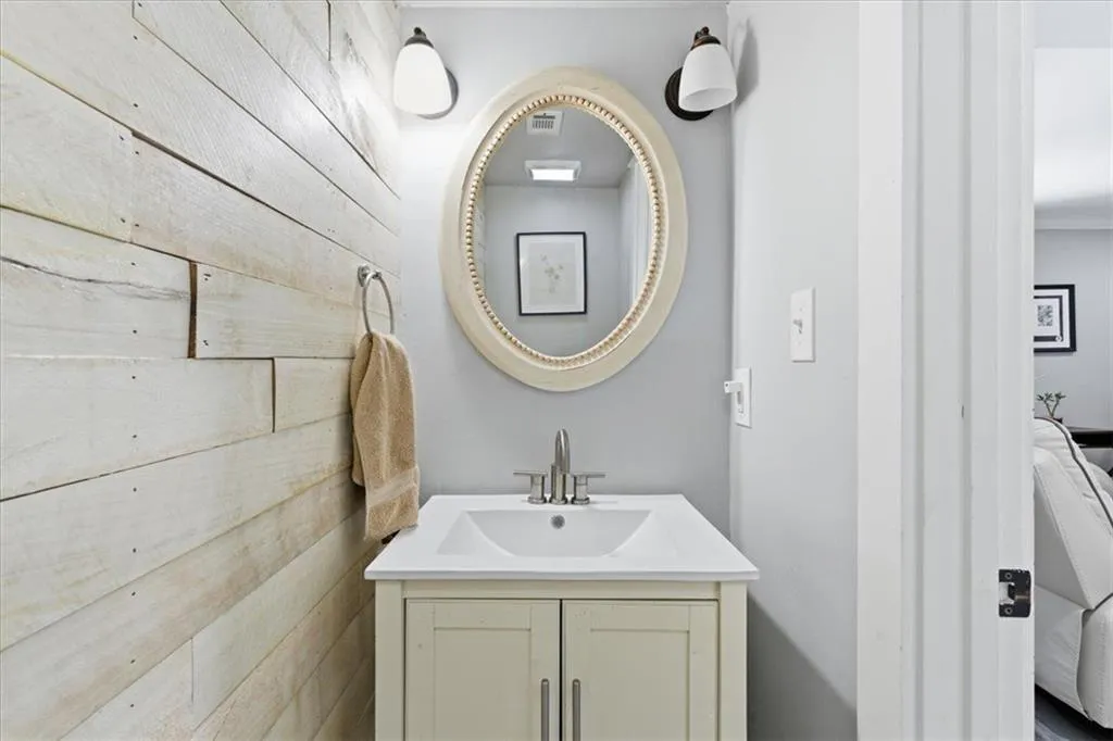 2855 Peachtree Road Ne Unit 124, Atlanta, Georgia 30305, 2 Bedrooms Bedrooms, ,2 BathroomsBathrooms,Residential,For Sale,2855 Peachtree Road Ne Unit 124,7686669