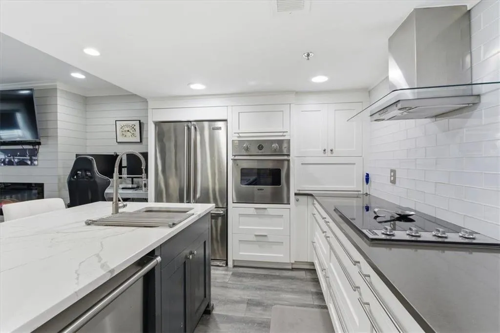 2855 Peachtree Road Ne Unit 124, Atlanta, Georgia 30305, 2 Bedrooms Bedrooms, ,2 BathroomsBathrooms,Residential,For Sale,2855 Peachtree Road Ne Unit 124,7686669