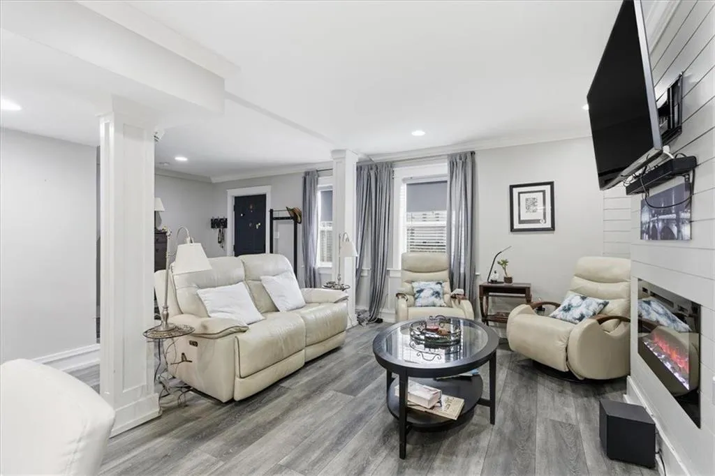 2855 Peachtree Road Ne Unit 124, Atlanta, Georgia 30305, 2 Bedrooms Bedrooms, ,2 BathroomsBathrooms,Residential,For Sale,2855 Peachtree Road Ne Unit 124,7686669